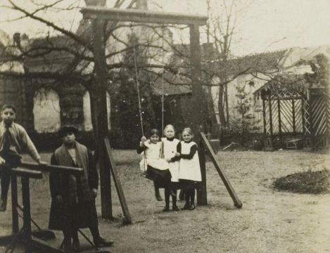 Spelende kinderen in de tuin van het Gebroeders Bakker's Weeshuis. (SZU002024932_008)
